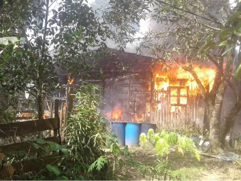 Api marak yang menjilat rumah kayu milik mangsa. - Foto Ihsan Bomba