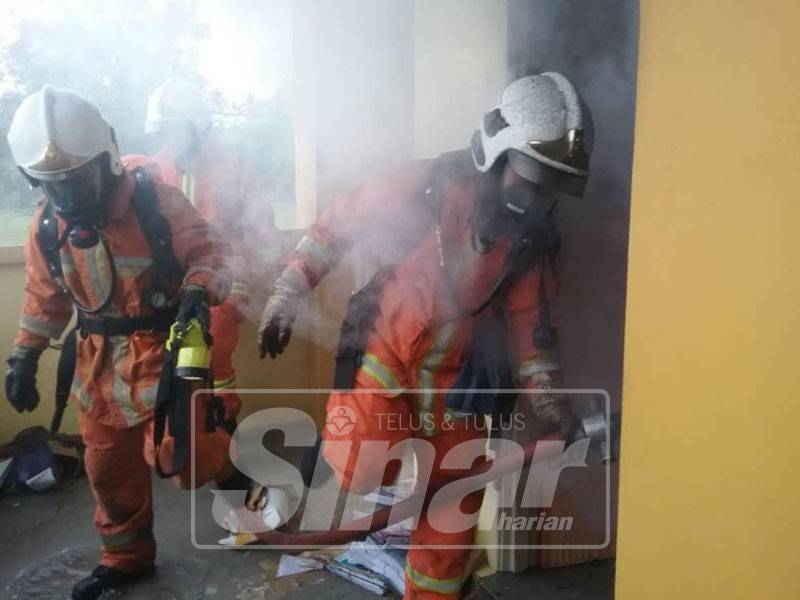 Anggota bomba berusaha memadam kebakaran bilik stor SK Seri Payong pagi tadi.