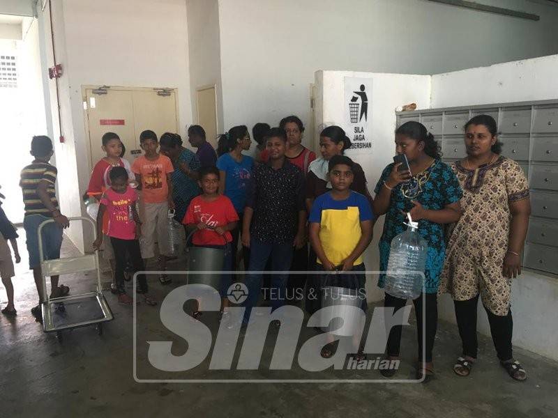 Penduduk yang mendiami PPR Krubong di sini menggesa pihak berkuasa membantu menyelesaikan masalah gangguan bekalan air yang dialami sejak Khamis lalu.