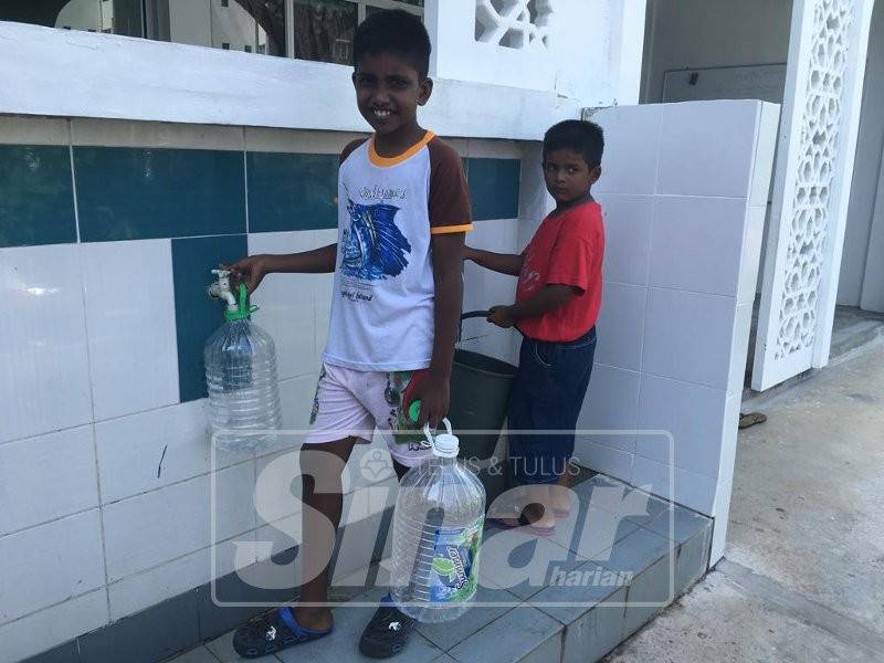 Penduduk dan kanak-kanak mengangkut air dan ada yang terpaksa ponteng sekolah.