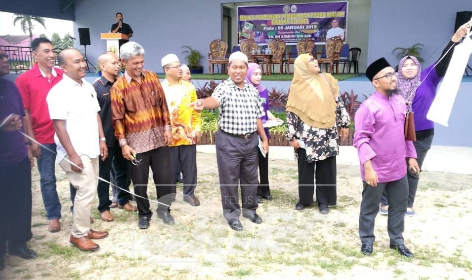 Aminuddin(tiga kiri) menyempurnakan gimik perasmian operasi perniagaan Pasar Malam Padang Selama petang tadi.