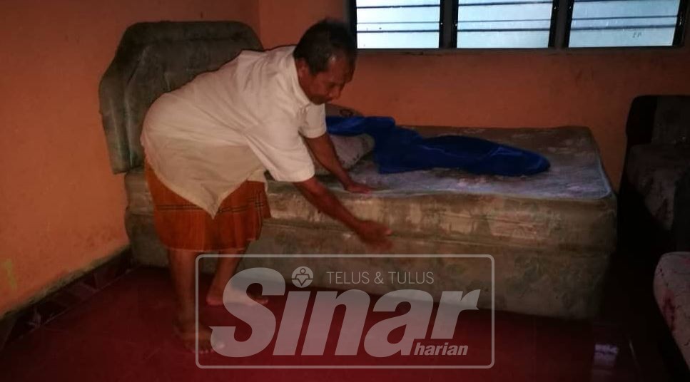 Ramli terpaksa membersihkan rumahnya buat kali kedua dalam tempoh tidak sampai sebulan.