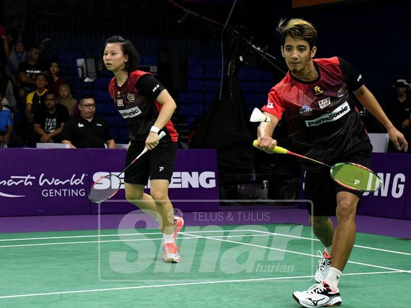 Aksi pasangan beregu campuran Kepong BC, Anna Cheong Ching Yik- Nur Mohd Azriyn Ayub ketika menewaskan pasangan Bandar Maharani BC, Wong Tien Ci- Yap Rui Chen 3-2 (9-11 11-6 6-11 11-10 11-7) petang tadi.
