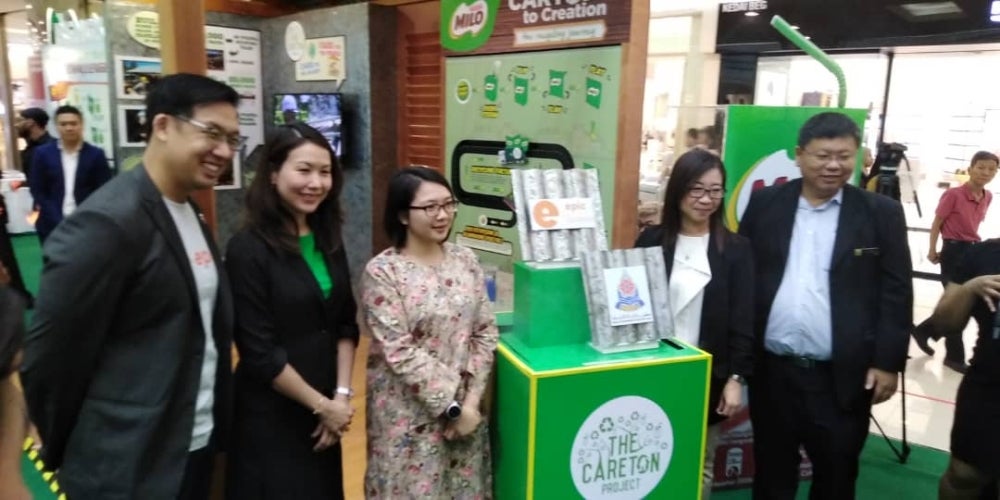 Terrynz Tan (dua, kanan) bersama Adun Bandar Utama, Jamaliah Jamaluddin (tiga, kiri) pada majlis pelancaran Projek CAREton 2019 semalam.