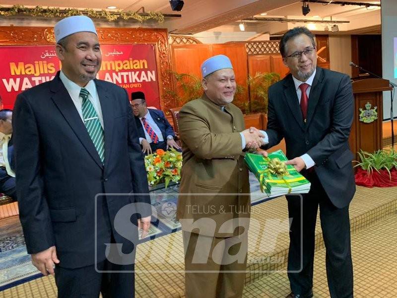 Mohd Amar (tengah) menyampaikan watikah pelantikan di majlis tersebut di sini.