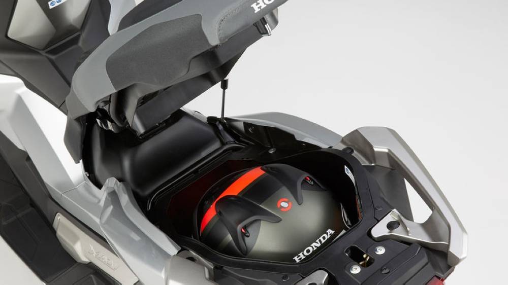X-ADV ruang barangan 21 liter (boleh memuatkan helmet full face).