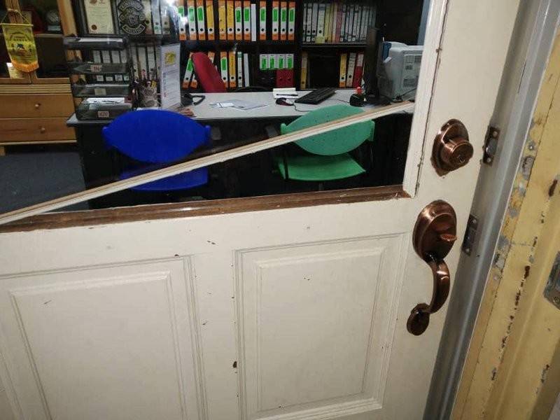 Keadaan pejabat yang dipecah masuk.