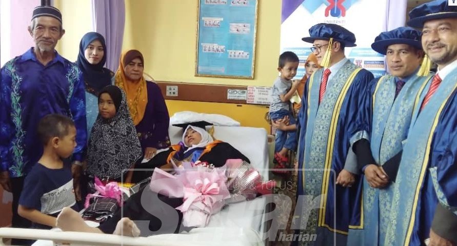 Keratan akhbar Sinar Harian ketika majlis konvokesyen mini yang penuh adat istiadat di HUSM, bulan lalu.