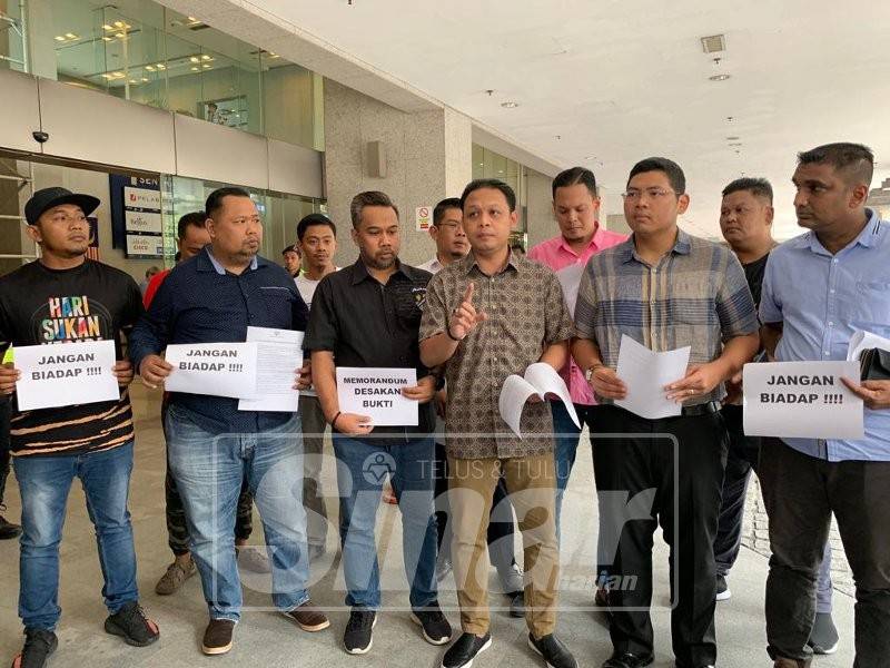 Pemuda Umno Selangor berkumpul bagi menyerahkan memorandum desakan bukti kepada Cisco