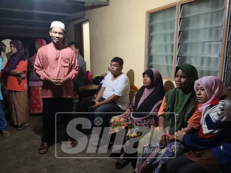 Sabri ketika menziarahi keluarga mangsa di Kampung Kuala Sungai Yan