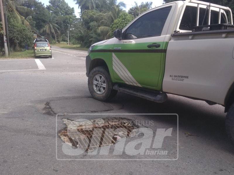 Keadaan jalan berlubang membahayakan penggun terutama penunggang motosikal