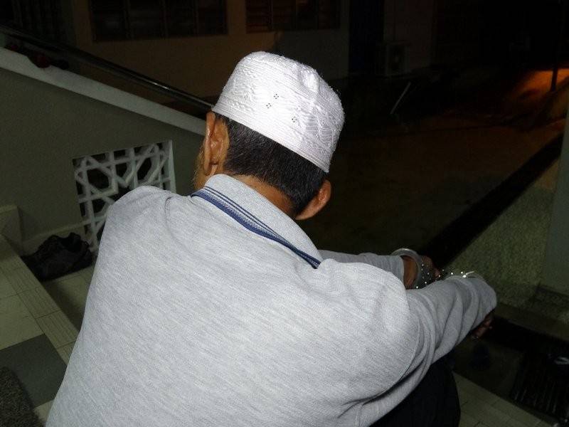 Siak masjid berusia 58 tahun ditahan dalam operasi awal pagi tadi. - Foto ihsan AADK Kuantan