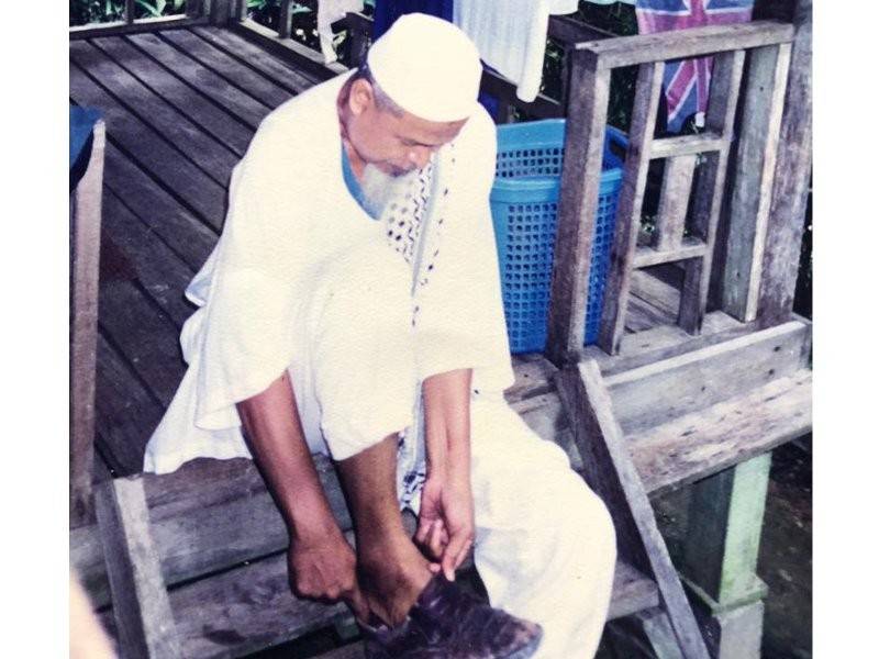 Arwah Mat Zin merantau ke beberapa negara untuk menuntut ilmu agama dan singgah di Thailand sebelum bertemu jodoh dengan dua wanita di sana.