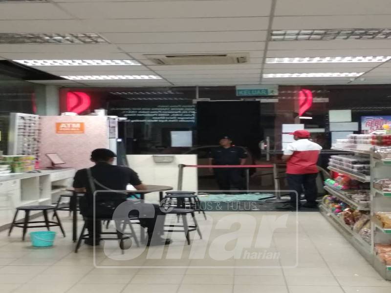 Anggota polis membuat pemeriksaan di sekitar premis terbabit.