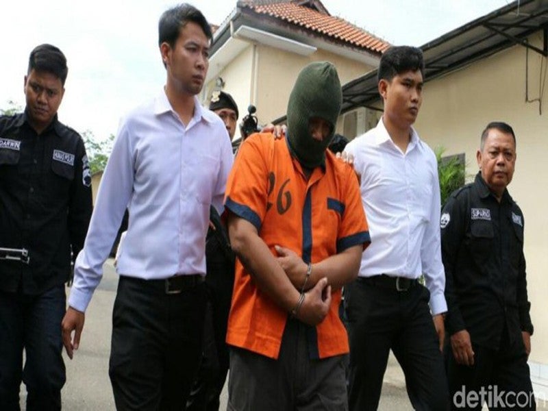 Hasanudin (tengah) diberkas polis.