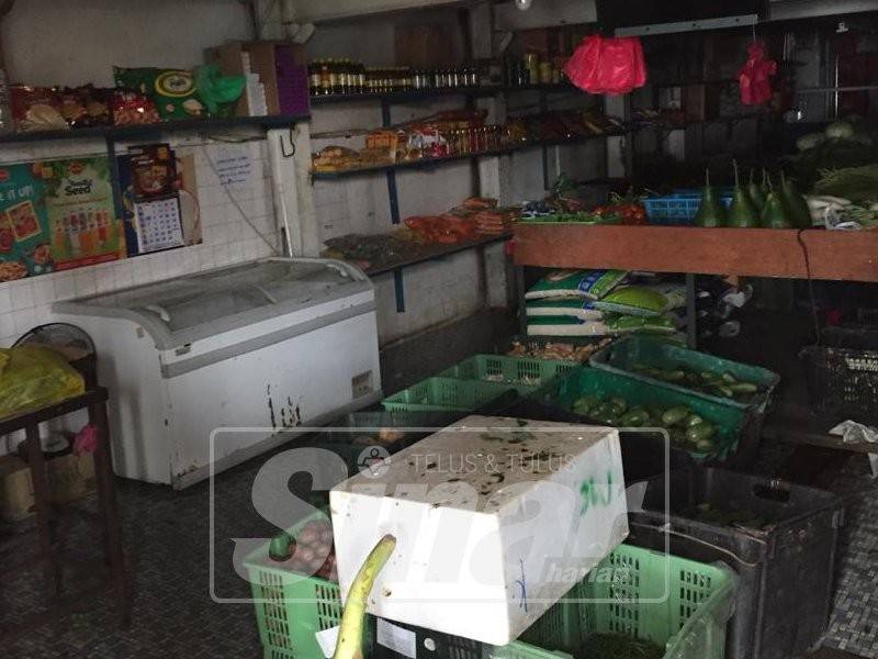 Keadaan premis yang turut menjual barangan basah menimbulkan keadaan menjijikkan di kawasan perniagaan terletak di tengah bandar Kuala Lumpur.
