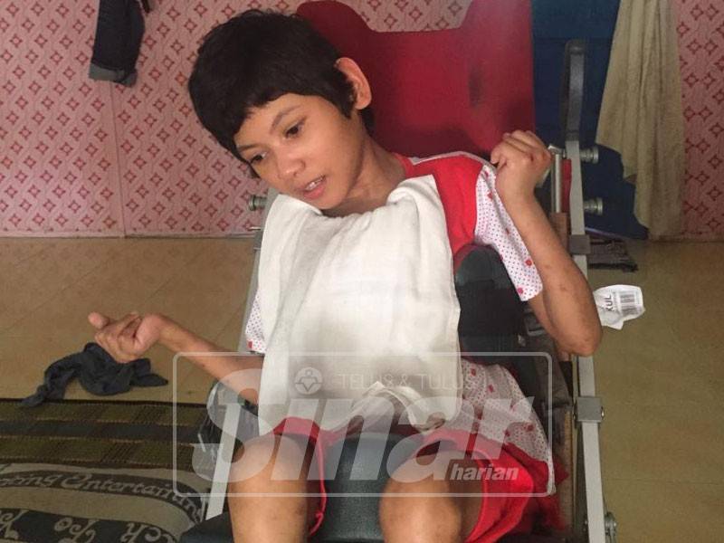 Siti Khadijah menghidap Cerebral Palsy selepas dikatakan terjatuh semasa usia tiga bulan