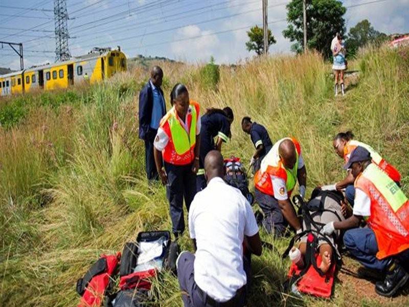 Petugas kecemasan merawat mangsa yang cedera berhampiran lokasi nahas.- Foto AP