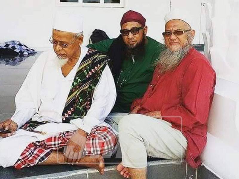 Mat Zin (kiri) bersama Ali Russia (tengah) ketika mereka bersama-sama dalam perjuangan dakwah selepas berhijrah.