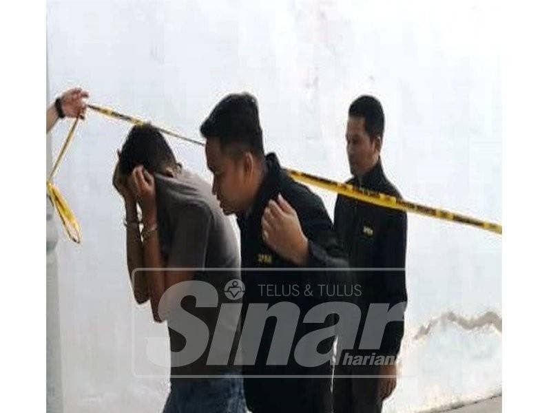 Pegawai berkenaan menutup wajahnya ketika dibawa ke Mahkamah Majistret Alor Setar, tadi.