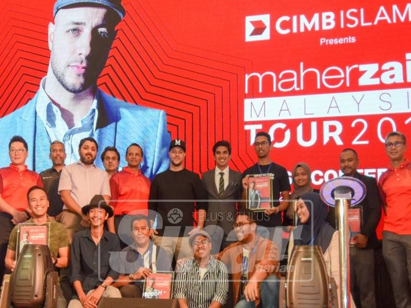 Artis Antarabangsa, Maher ZAIN melancarkan Maher Zain Tour 2019 diiringi Menteri Belia dan Sukan, Syed Saddiq Syed Abdul Rahman dan Ketua Pegawai Eksekutif Cimb, Rafe Haneef (sebelah saddiq) serta tetamu-tetamu jemputan Khas di atas pentas Pelancaran Maher Zain Tour 2019 di NU Sentral. - Foto Sinar Harian/SHARIFUDIN ABDUL RAHIM