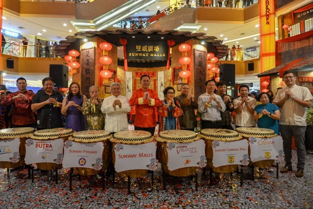 Chan (tengah) bersama tetamu yang hadir pada pelancaran Sambutan Tahun Baharu Lunar Sunway Mall.