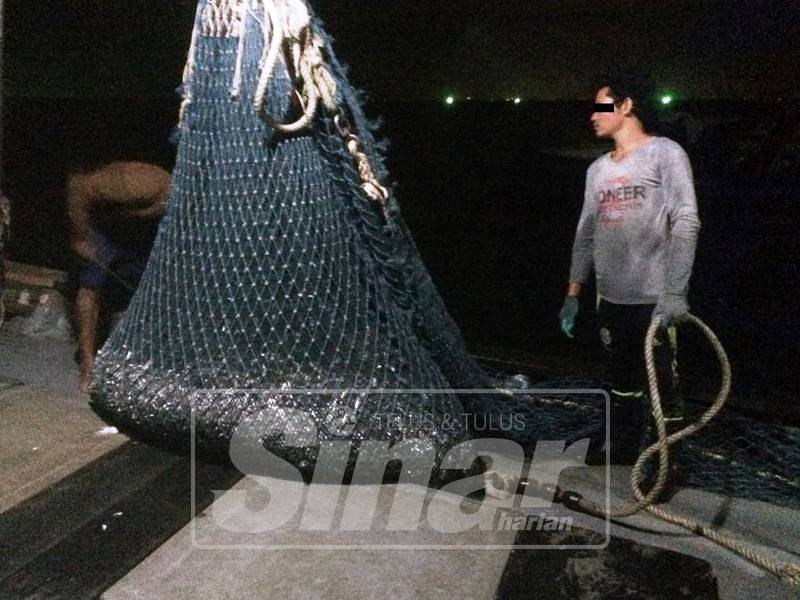 Hasil tangkapan bot pukat tunda kelas C turut dirampas.