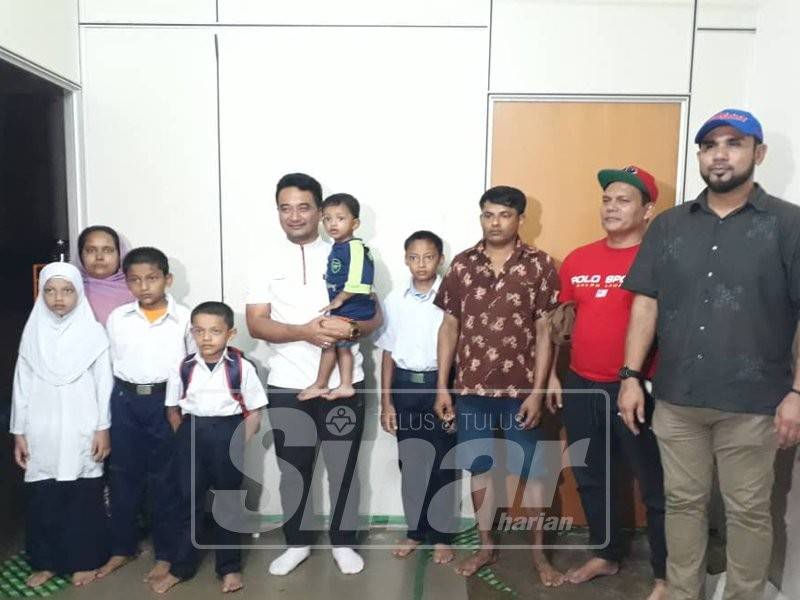 Azmizam (empat, kanan) menziarahi keluarga kanak-kanak terbabit, pagi tadi.
