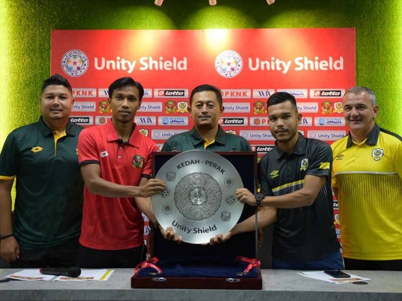 Dari kiri Aidil Sharin, ketua pasukan Kedah, Baddrol Bakhtiar, Naib Presiden KFA, Anas Hafiz Mustafa, ketua pasukan Perak, Nazirul Naim Che Hashim dan Mehmet memperagakan Unity Shield yang menjadi rebutan pada Ahad ini di Stadium Darul Aman. - Foto AHMAD ZAKI OSMAN