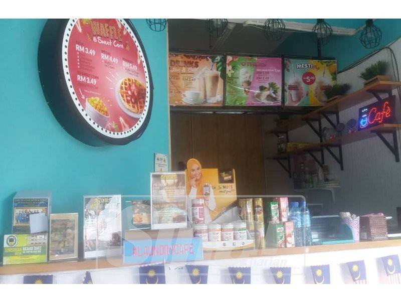 Tabung diletakkan di bahagian kiri kaunter kafe.