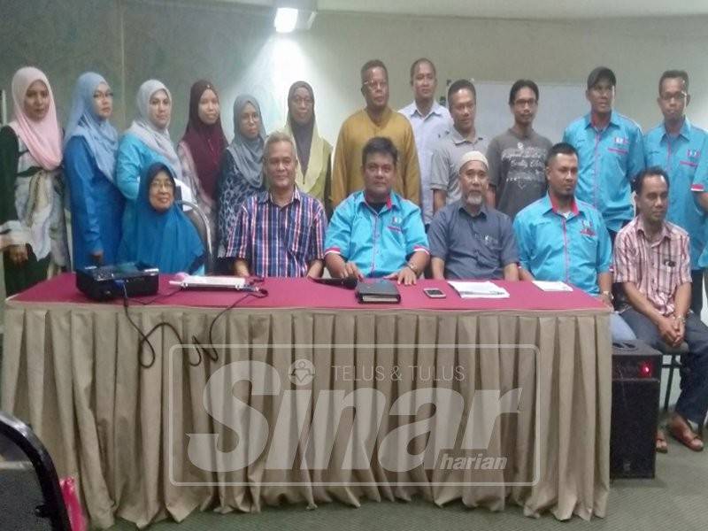 Khairul Azam (empat, kanan) bersama ahli Ranting PKR baharu.
