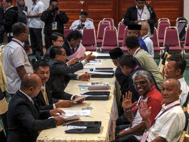 Calon Pakatan Harapan bagi Pilihan Raya Kecil (PRK) Parlimen P078 Cameron Highlands M. Manogaran melambaikan tangan kepada pengamal media ketika melakukan proses pendaftaran untuk penamaan calon di Dewan Gemilang Sekolah Menengah Kebangsaan (SMK) Sultan Ahmad Shah hari ini. - Foto Bernama

