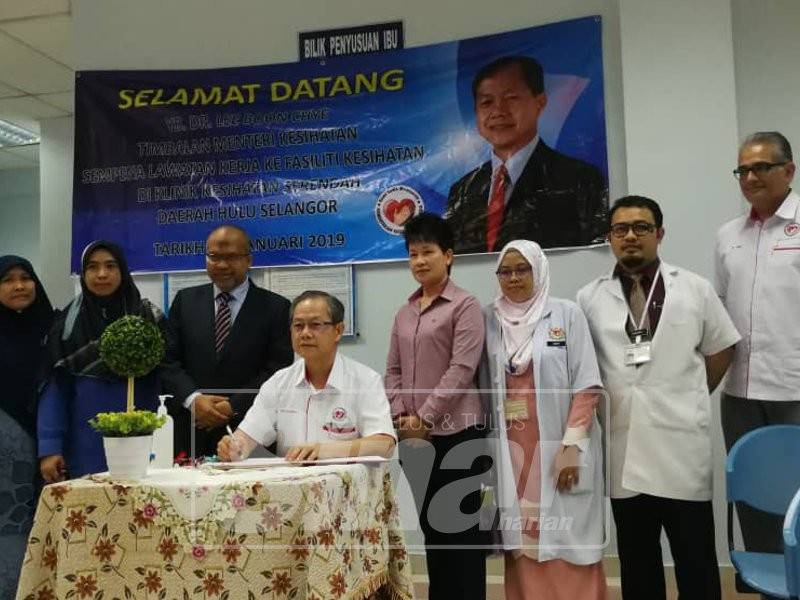 Dr Boon Chye (empat, kiri) bersama pegawai kesihatan dan pemimpin setempat ketika lawatan kerja ke Klinik Kesihatan Serendah.