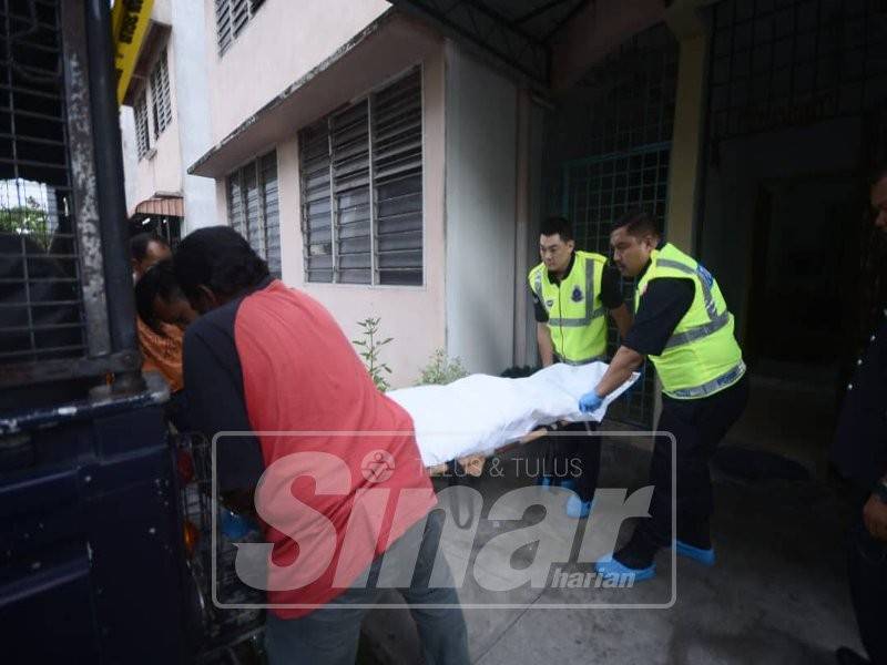 Mayat mangsa diusung keluar dari rumah oleh polis.