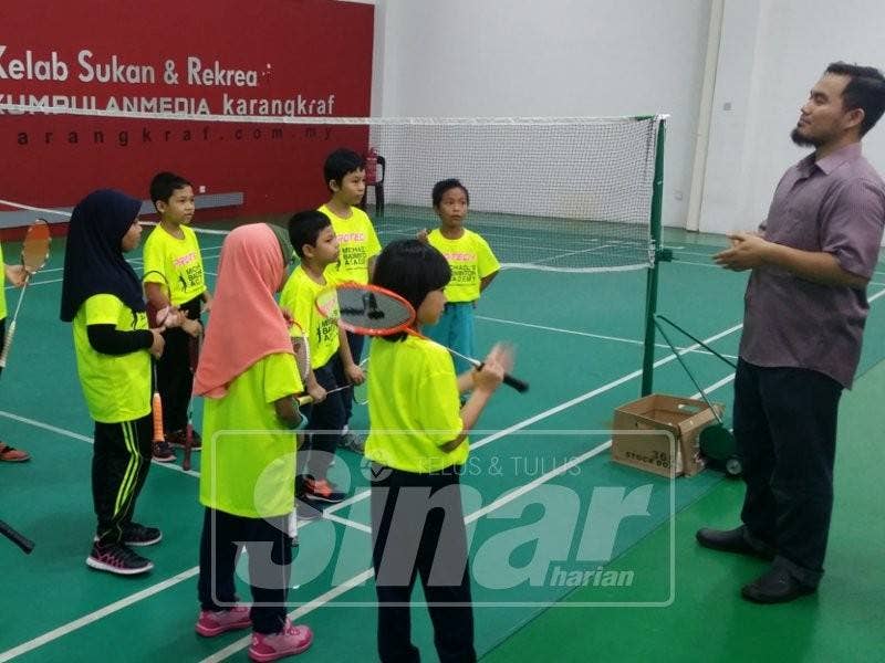 Hasrul memberi penerangan kepada peserta berhubung klinik ini sebelum sesi program bermula.