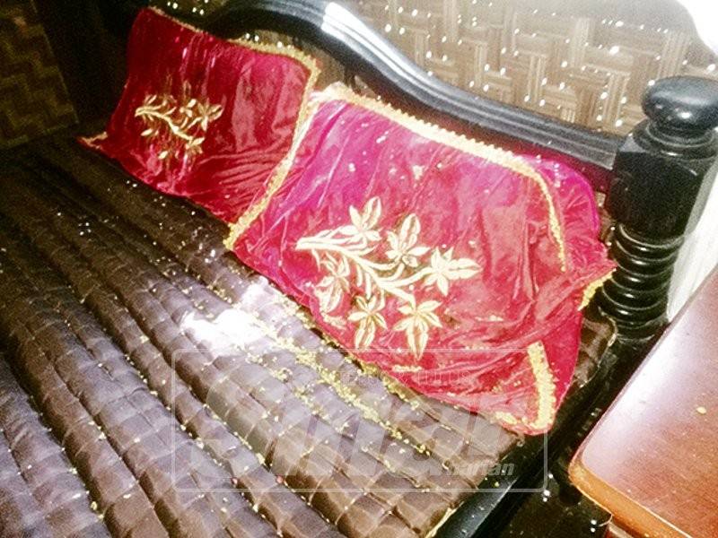 Antara bantal kotor yang dipamerkan kepada pengunjung selain katil yang tidak beralas.