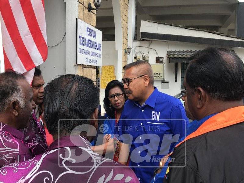 Ramli ketika program walkabout di Tanah Rata, di sini, hari ini.