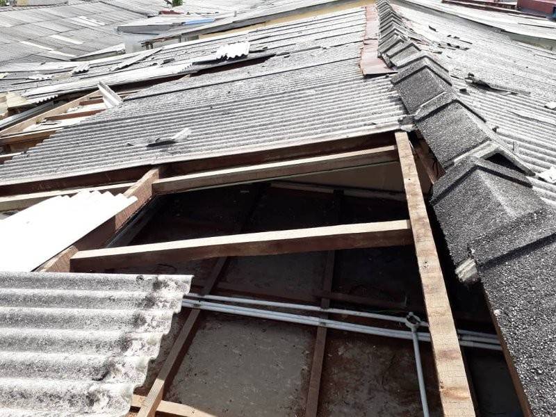 Bumbung rumah rosak teruk akibat ribut semalam. - Foto Ihsan APM