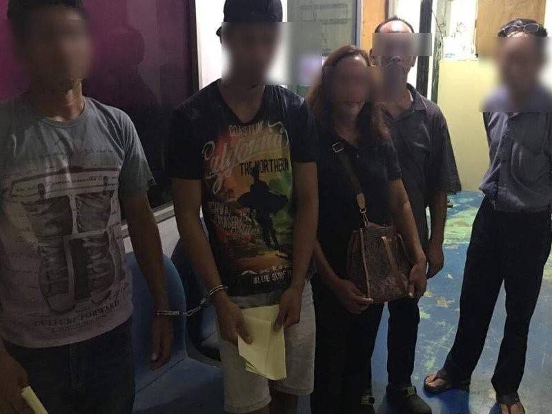 Lima individu termasuk seorang penganjur di tahan dalam serbuan di Pasar Awam Taman Johor Jaya, semalam. - Foto PDRM Johor