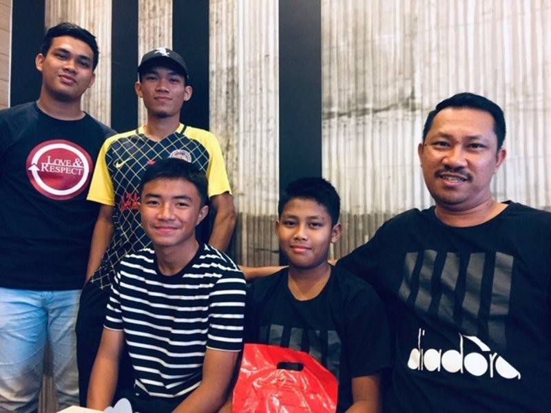 Azlan bersama anak-anak yang meminati bola sepak