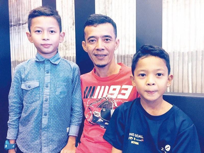 Ahmad Faizal bersama Aqil Rayyan dan Aqil Rafael