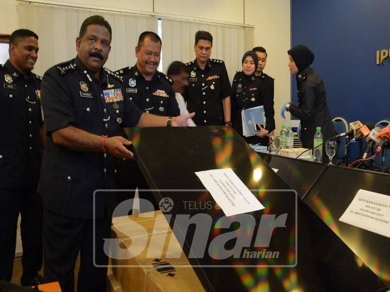 Thaiveegan menunjukkan TV LED yang berjaya ditemui semula.