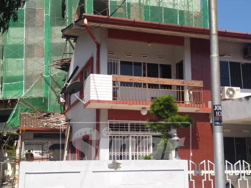 Sebuah rumah yang terletak di Jalan Ong Keng Hoon, di sini ranap setelah salah seorang pekerja projek pembinaan bangunan kondominium bersebelahan terjatuh lalu menghempap bumbung rumah terbabit, hari ini.