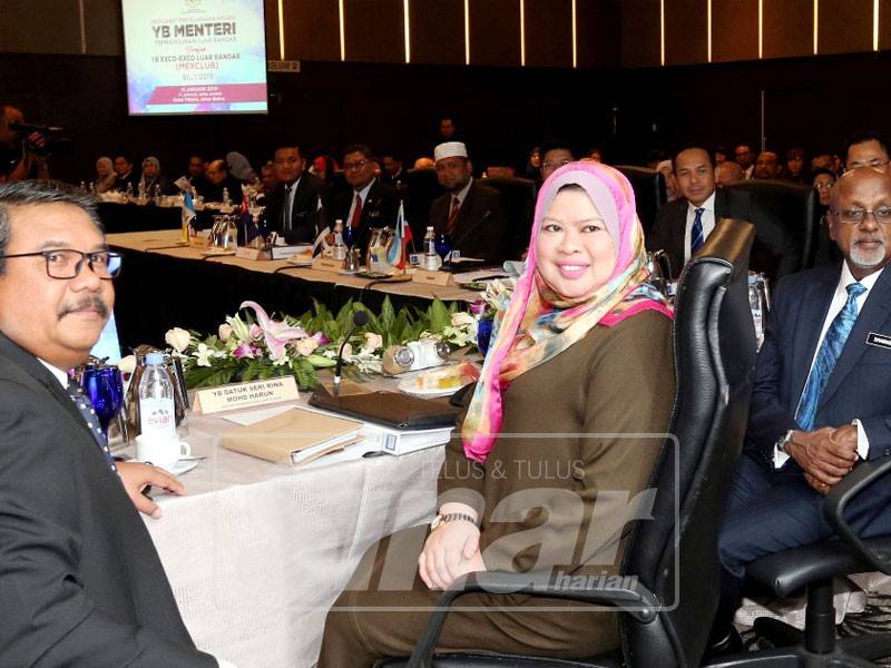 Rina sebelum memulakan mesyuarat bersama Exco Luar Bandar.