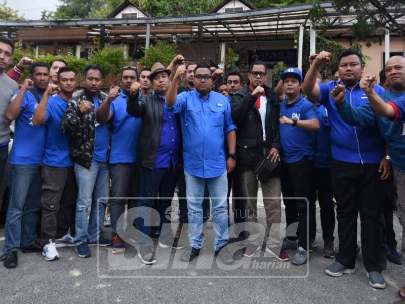 Mohd Farid mewakili Pemuda Umno Pahang membuat laporan kepada SPRM berhubung dakwaan rasuah oleh PH. Foto: SHARIFUDIN ABDUL RAHIM