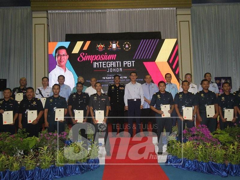 Hong Pin (tengah) bersama kakitangan awam yang menerima sijil penghargaan kerana melaporkan pemberian dan penerimaan rasuah.
