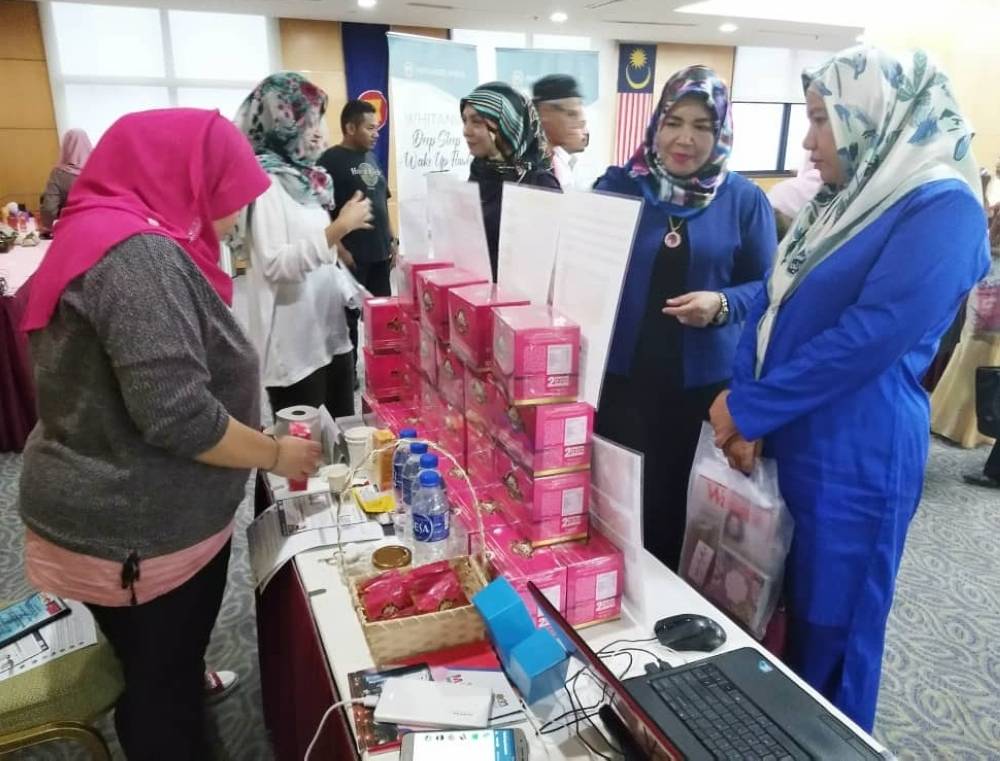 
Nurzunaini (dua, kanan) ketika terlibat dalam mempromosikan produk ADC.