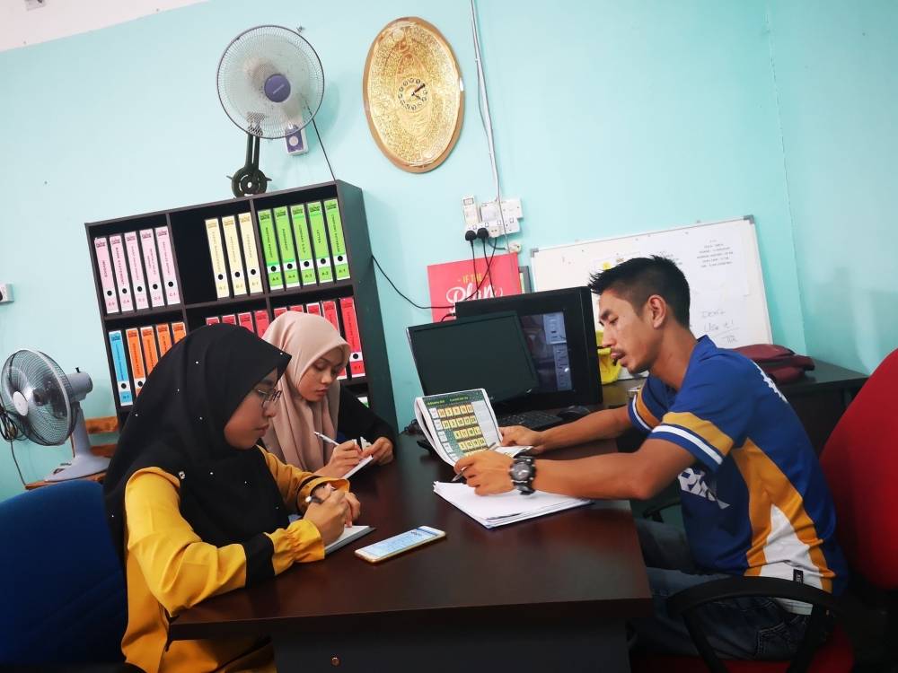 Mohamad Azmi ketika sesi perbincangan bersama kakitangannya.