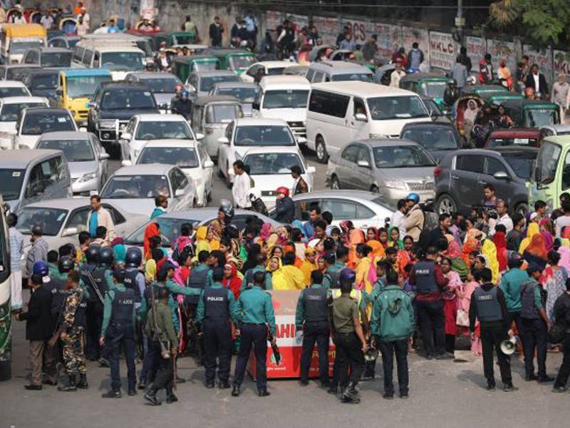Kumpulan protes itu menuntut kenaikan gaji.