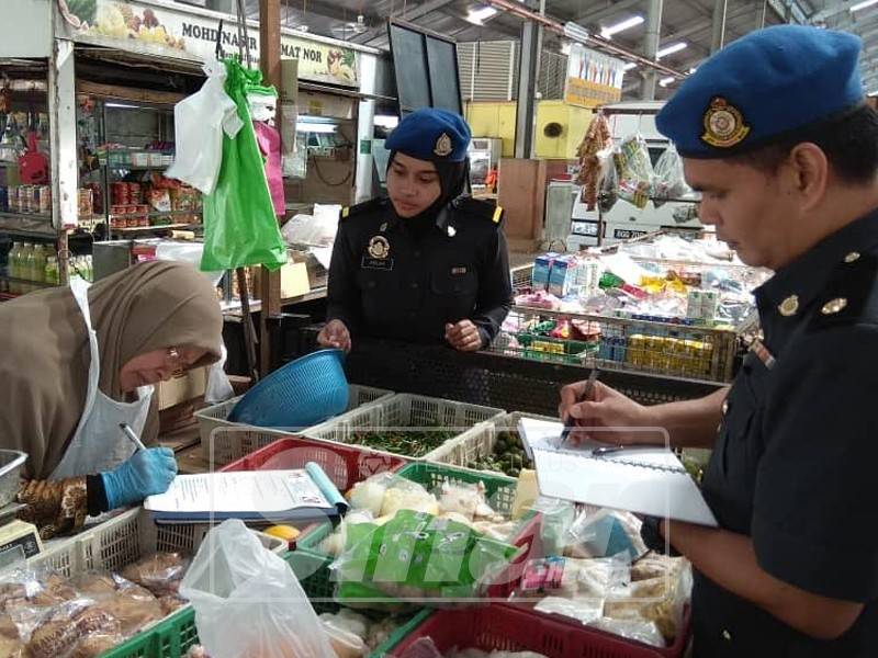 Salah seorang peniaga diberi kenyataan pemeriksaan dalam operasi hari ini.